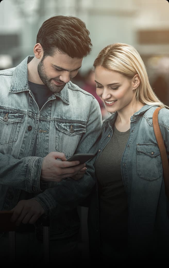 Cartão de crédito Safra Visa Infinite em cima da mesa