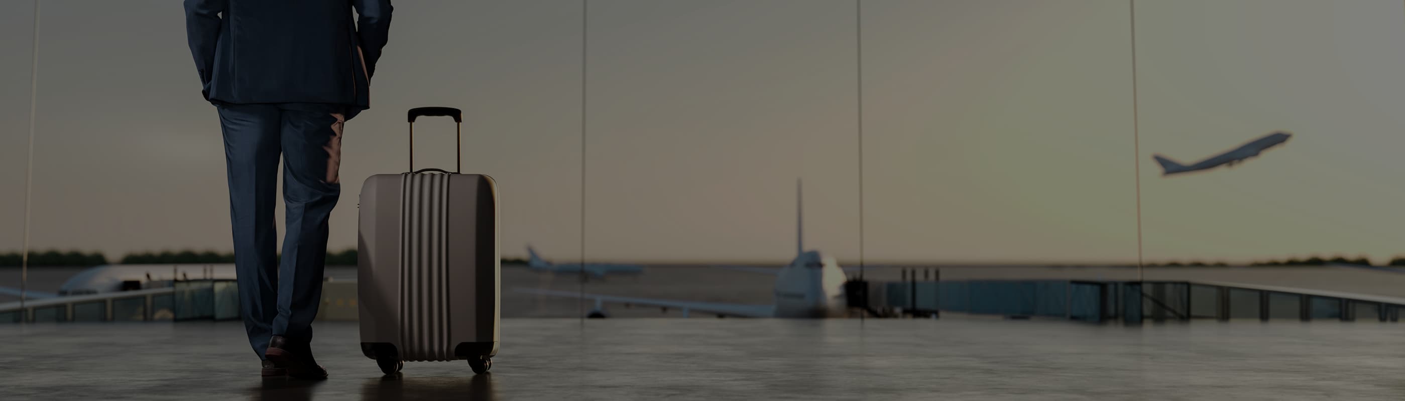 Pessoa ao lado de mala de viagem olhando para aviões decolando