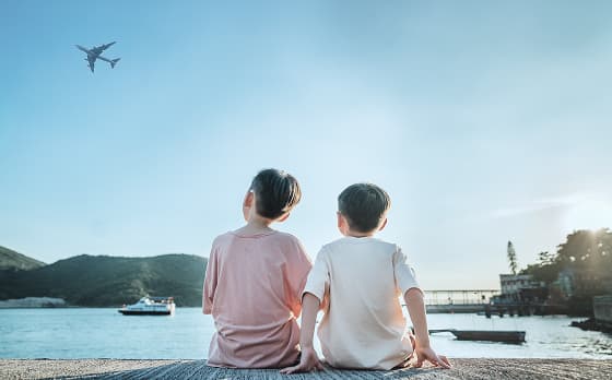 Uma especialista atendendo um homem e uma mulher, oferecendo os principais  benefícios da análise econômica 