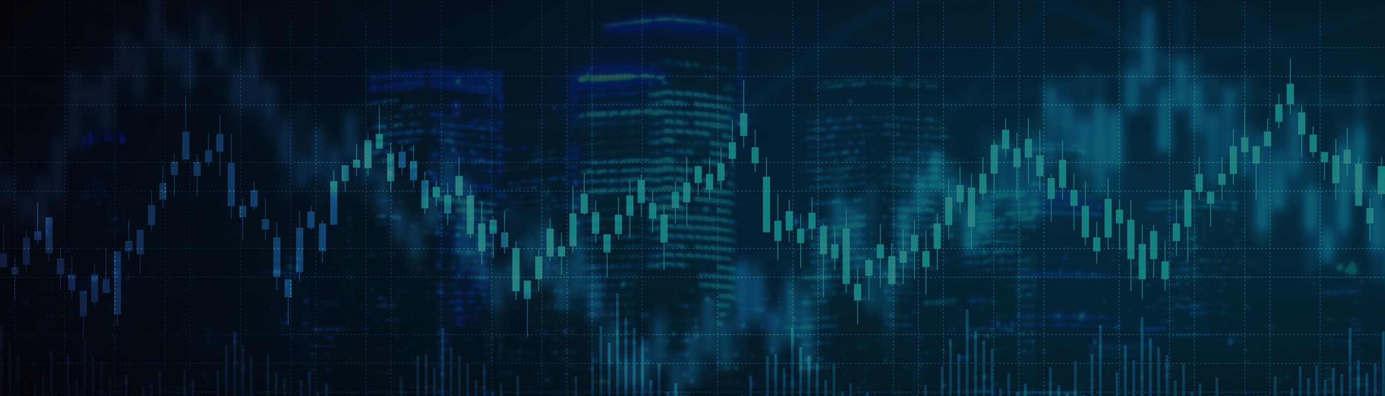 Pessoa em pé ao ar livre, segurando um smartphone, próxima a uma parede com textura reflexiva