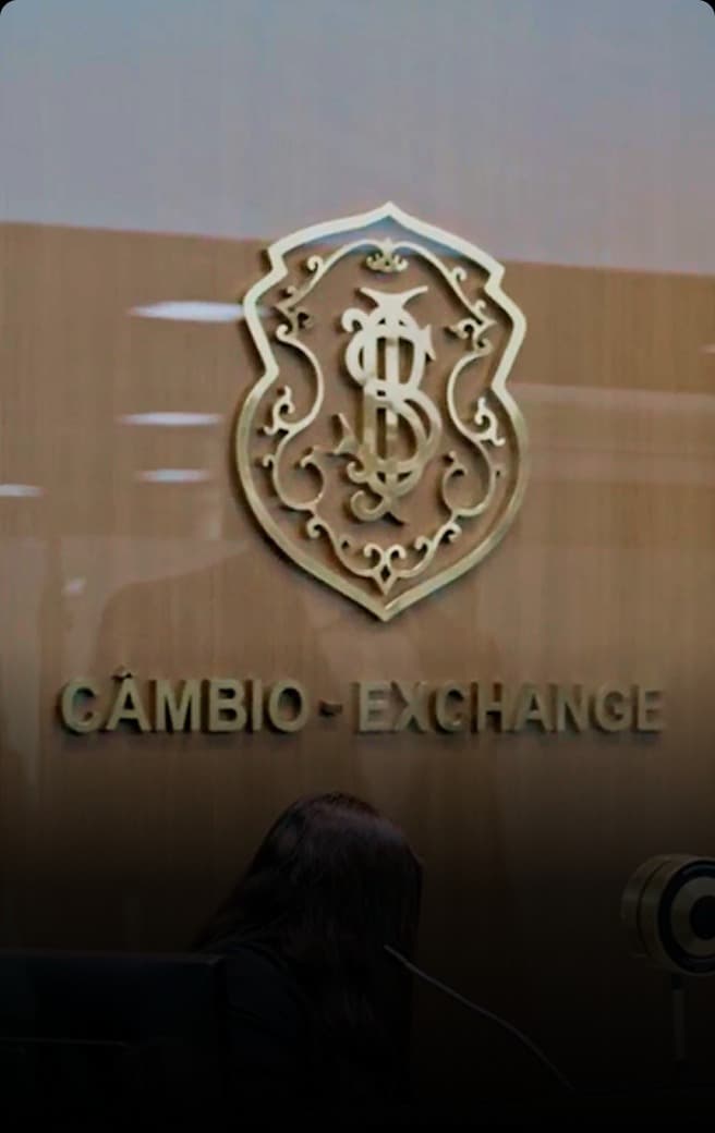 Cartão de crédito Safra Visa Infinite em cima da mesa