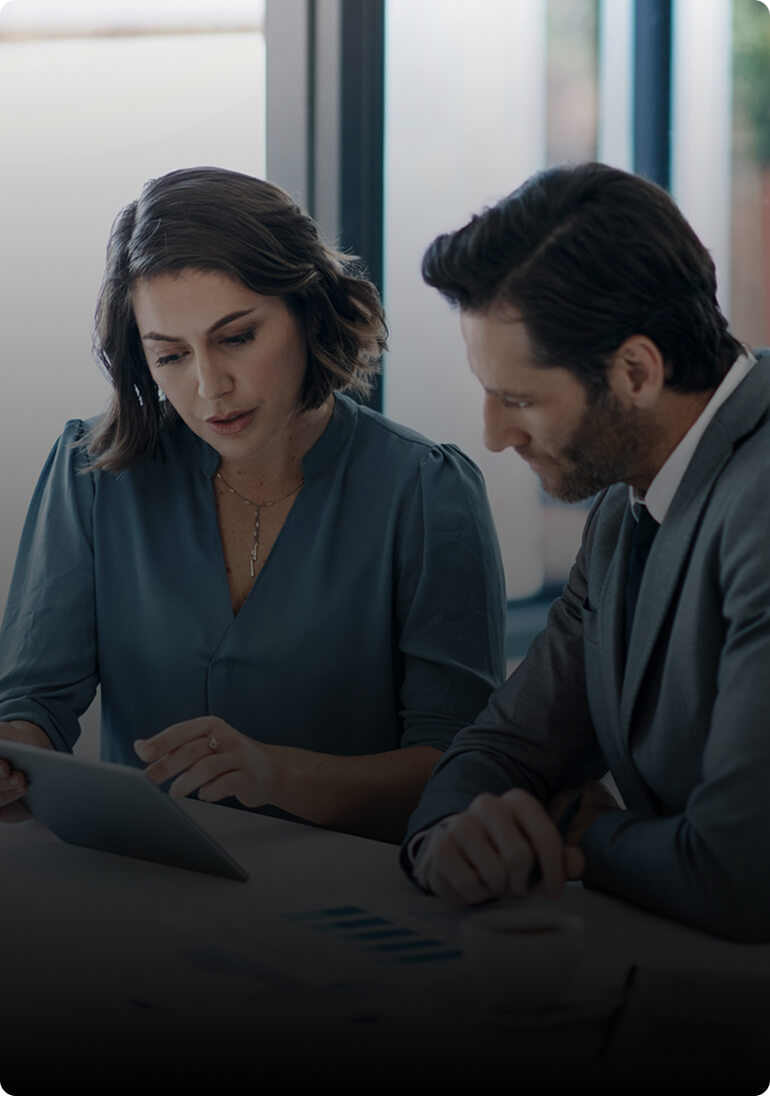 Cartão de crédito Safra Visa Infinite em cima da mesa