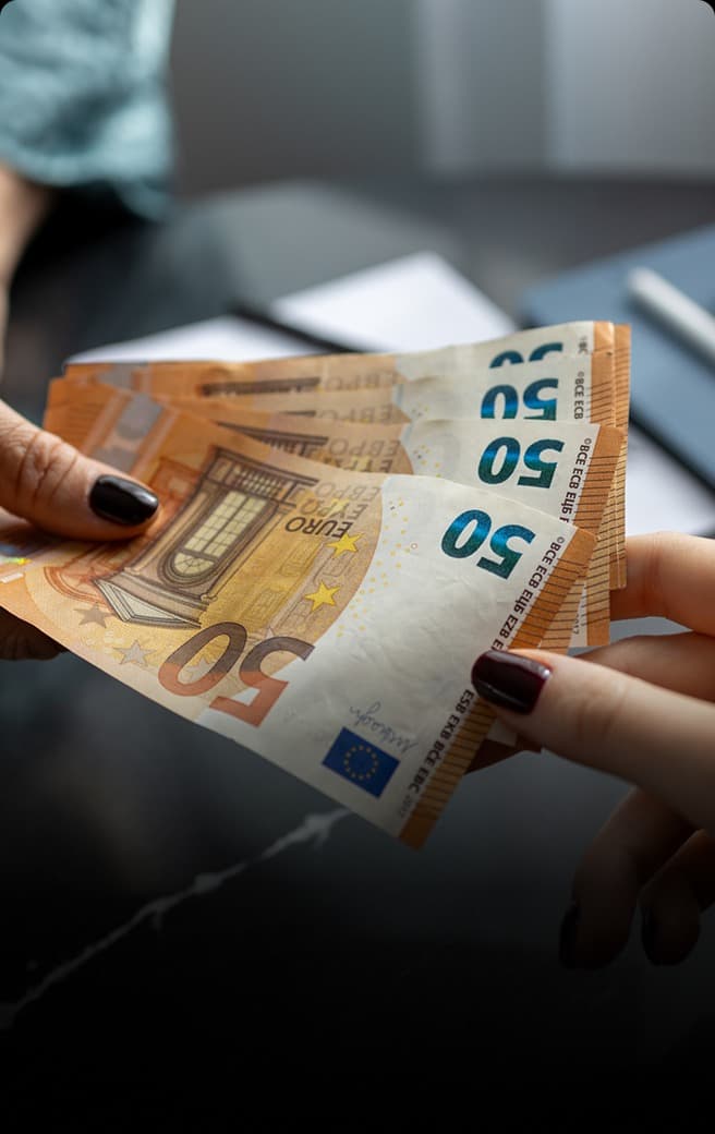 Cartão de crédito Safra Visa Infinite em cima da mesa