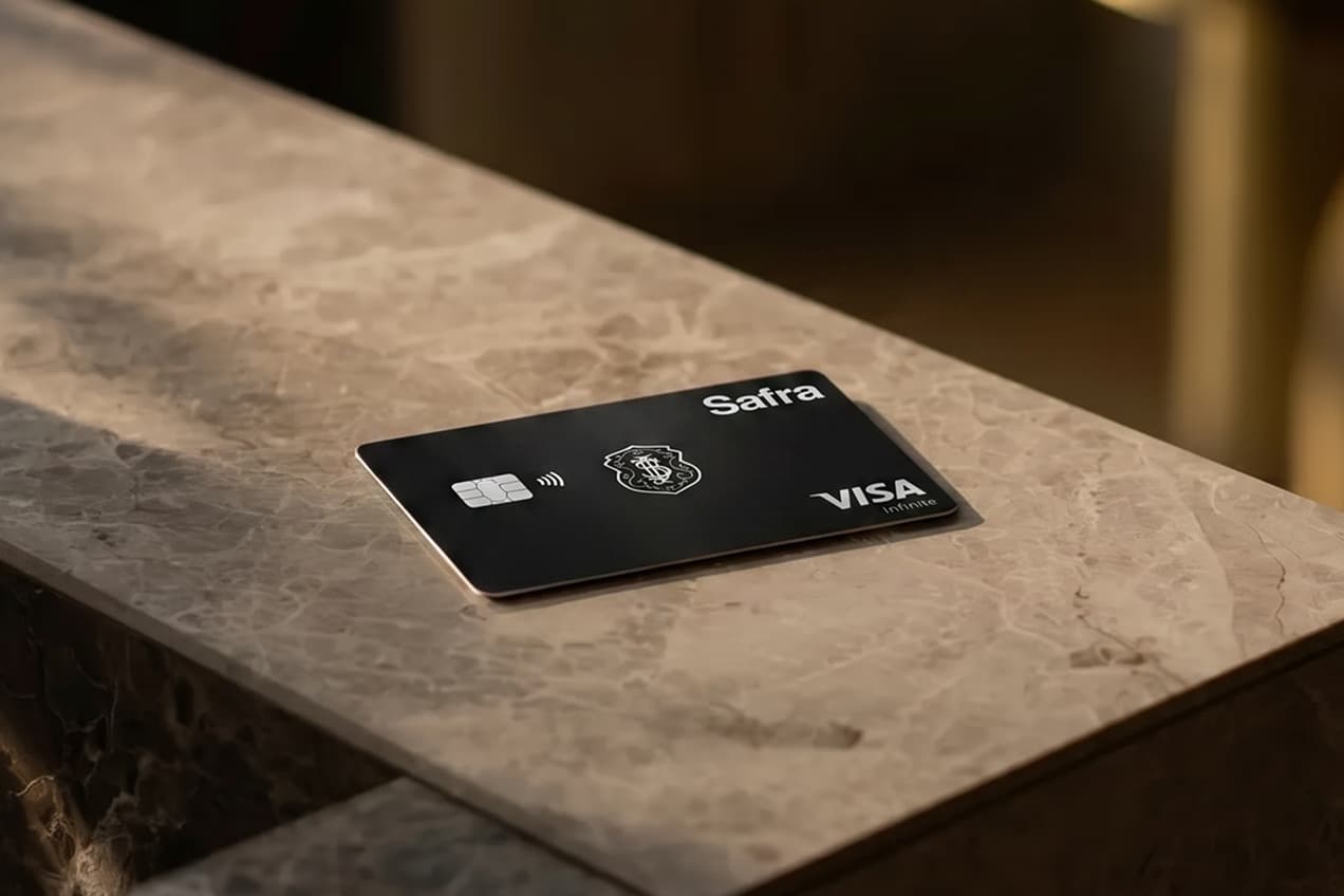 Cartão Safra sobre mesa em composição minimalista.